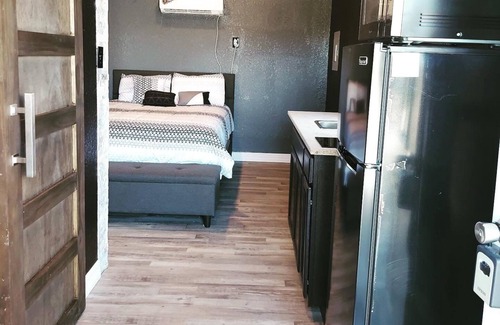 Brazoria Cabin | Cozy Cabin by the River with Custom Shower & Fireplace