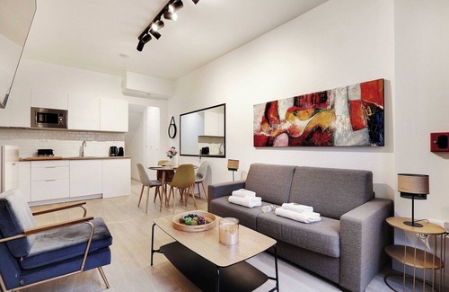 Pigalle Apartment | Intimate Flat w/A/C & Jacuzzi - 2BR/6P Montmartre