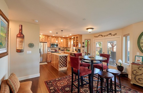 Carlton House | Cozy Wine Retreat with Pool and Spa for Family Getaway