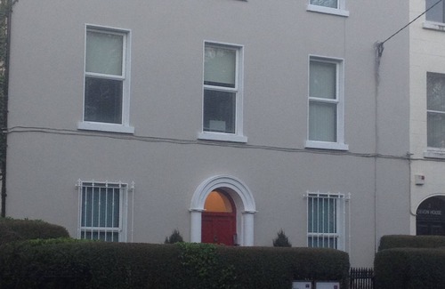 Claddagh Apartment | Prime Intl Townhouse Apt on The Crescent: Walk Everywhere!