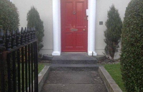 Claddagh Apartment | Prime Intl Townhouse Apt on The Crescent: Walk Everywhere!