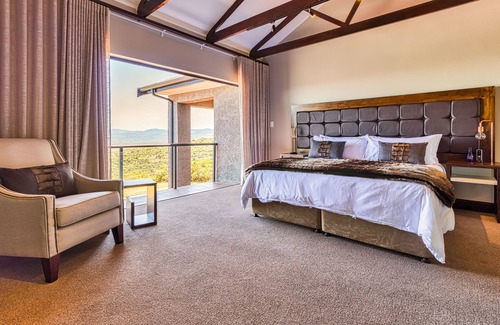 Loerieheuwel Cabin | Experience Intle Game Lodge: Top-Rated 4-Star Retreat