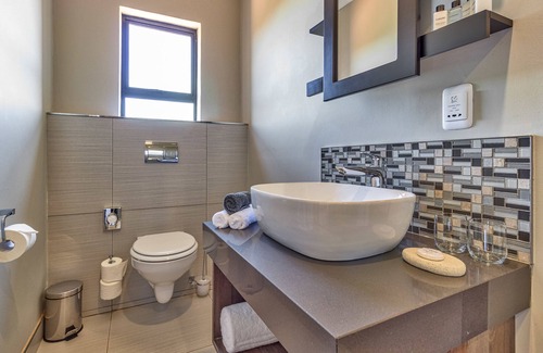 Loerieheuwel Cabin | Experience Intle Game Lodge: Top-Rated 4-Star Retreat