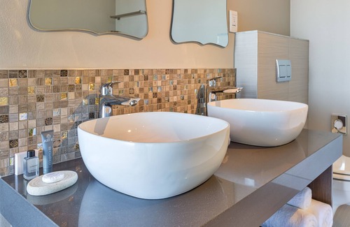 Loerieheuwel Cabin | Experience Intle Game Lodge: Top-Rated 4-Star Retreat