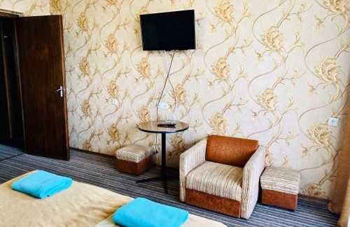 Uzhhorod Hotel | Pet-Friendly Intourist-Zakarpattia Hotel with Pool & Dining