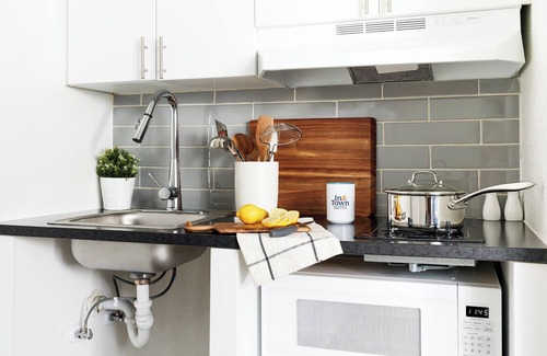 Charlotte Hotel | Budget-Friendly InTown Suites with Kitchen & Breakfast in Charlotte