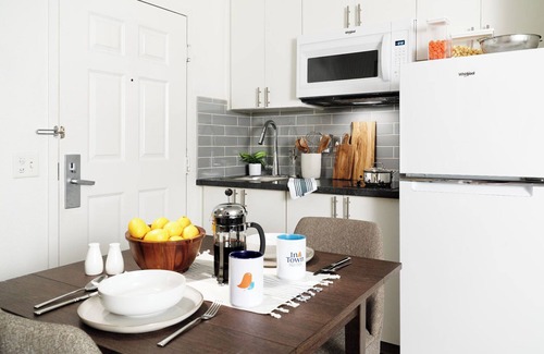 Charlotte Hotel | Budget-Friendly InTown Suites with Kitchen & Breakfast in Charlotte