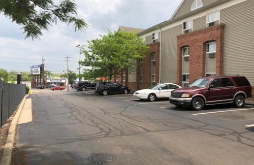 Groesbeck Hotel | Budget-Friendly InTown Suites for Families in Cincinnati