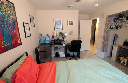 Largo House | Introverts Paradise! Central Largo and Pinellas! 15 mins to beaches!