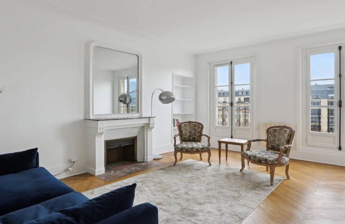 Quartier du Gros-Caillou Apartment | Elegant INVALIDES VIEW - Bright High Floor at Avenue de Breteuil