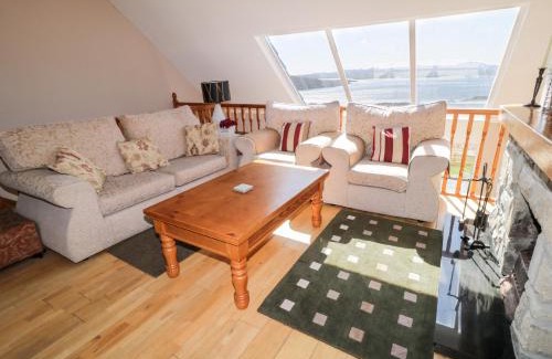 Downings House | Family-Friendly Inverbeg Cottage 2 - Rated 8/10 by Guests