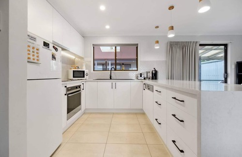 Inverloch House | Inverloch Dual Retreat | Spa Bath | 400m to Beach