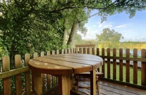 Newmarket Cabin | Cozy 1-Bed Cabin with Breakfast in Newmarket