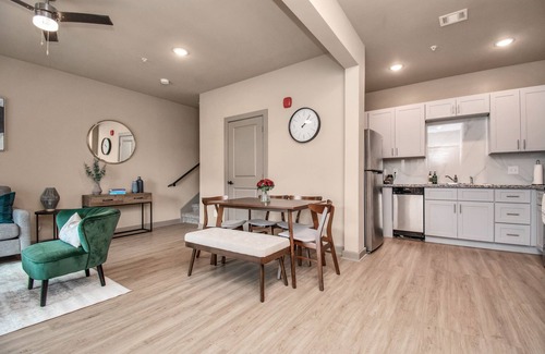 Bammel Apartment | Cozy 2-Bedroom Apartment with Full Kitchen & Free Parking
