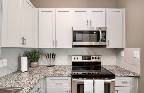 Bammel Apartment | Cozy 2-Bedroom Apartment with Full Kitchen & Free Parking