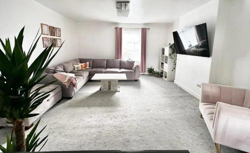Rochdale Apartment | Cozy 2-Bed Apartment in Rochdale with Family-Friendly Perks