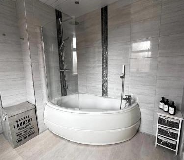 Rochdale Apartment | Cozy 2-Bed Apartment in Rochdale with Family-Friendly Perks