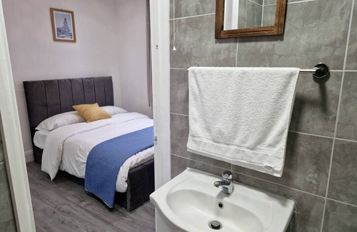 Clayhall Apartment | Cozy 2-Bed Apartment in Ilford with Kitchen & Breakfast