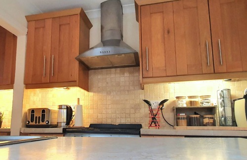 Windsor City Centre Cottage | Cozy 2-Bed Cottage in Windsor with Family-Friendly Amenities