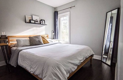 Cabbagetown South House | Inviting 2BR Townhouse with Ideal Work-From-Home Setup