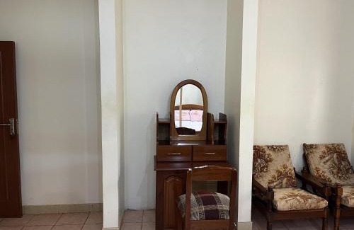 Entebbe House | Family-Friendly 3-Bed House in Akright City Jennifers