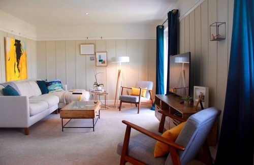 Kirkliston House | Comfortable 4-Bed Home Near Edinburgh Fringe Festival