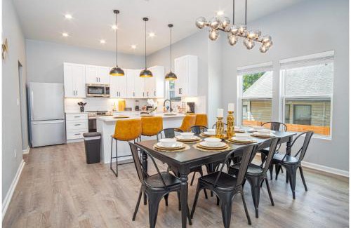 Highland Park House | Inviting 4BR2BA Near Downtown Riverwalk