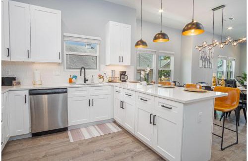 Highland Park House | Inviting 4BR2BA Near Downtown Riverwalk