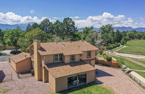 Village Seven House | Cozy 5 Bedroom Home with Hot Tub & Perfect Location