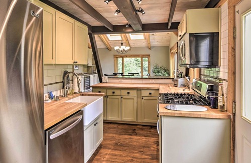 Warren Cabin | Cozy A-Frame Cabin with Saltwater Hot Tub & Spa Amenities