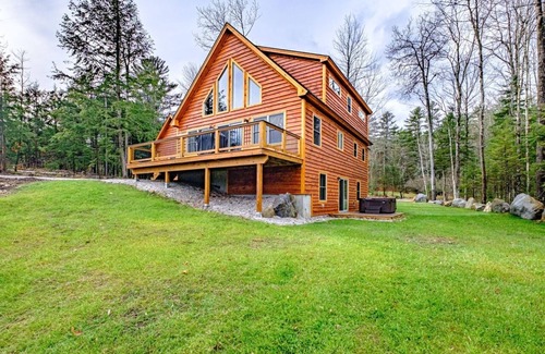 Bethel House | Cozy Bethel Home Near Sunday River with Hot Tub & Spa