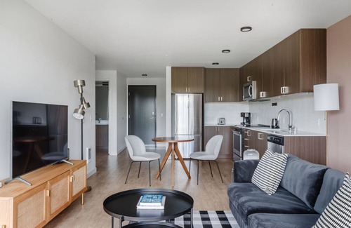 Mann Apartment | Inviting 1BR with Gym & Kitchen in Central District