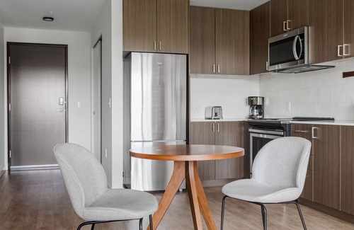Mann Apartment | Inviting 1BR with Gym & Kitchen in Central District