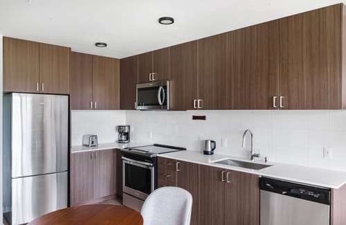 Mann Apartment | Inviting 1BR with Gym & Kitchen in Central District