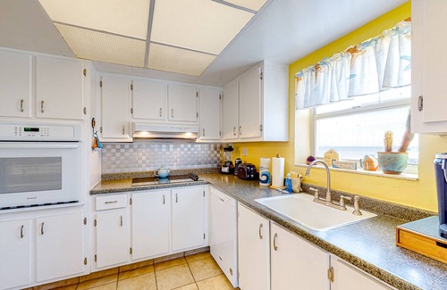 South Patrick Shores Condo | Cozy Ocean View Condo with Balcony and Full Kitchen