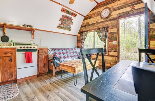 Vulcan Cabin | Cozy Des Arc Cabin with Fire Pit and Spa Amenities