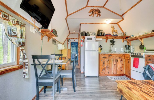 Vulcan Cabin | Cozy Des Arc Cabin with Fire Pit and Spa Amenities