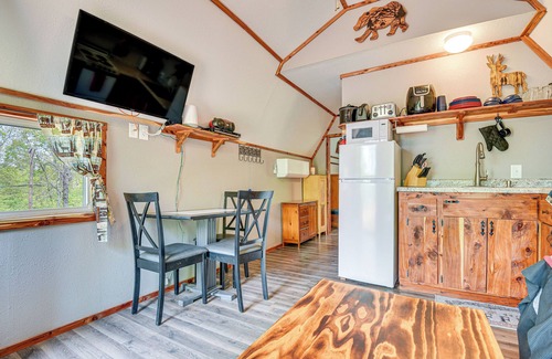 Vulcan Cabin | Cozy Des Arc Cabin with Fire Pit and Spa Amenities