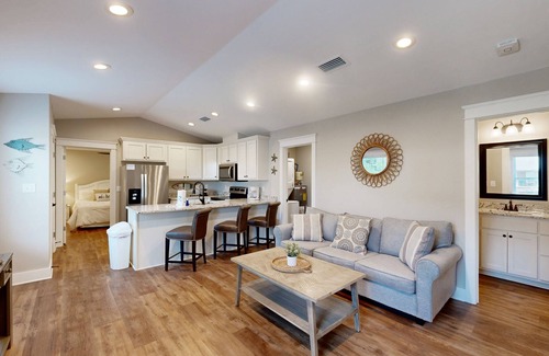 Dauphin Island House | Cozy Beachfront Retreat with Balcony and Full Kitchen
