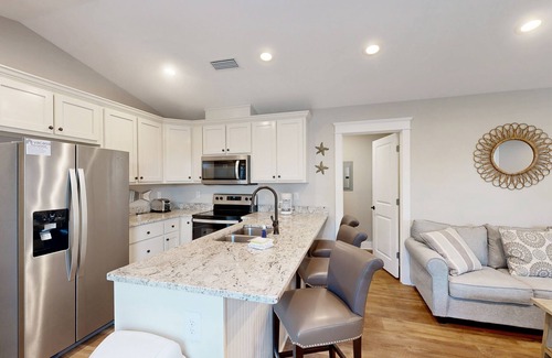 Dauphin Island House | Cozy Beachfront Retreat with Balcony and Full Kitchen
