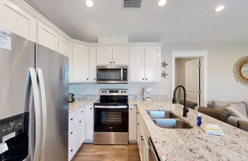 Dauphin Island House | Cozy Beachfront Retreat with Balcony and Full Kitchen