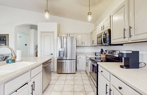 Foothills House | Cozy Retreat with Pool, Hot Tub, and Fast WiFi Access