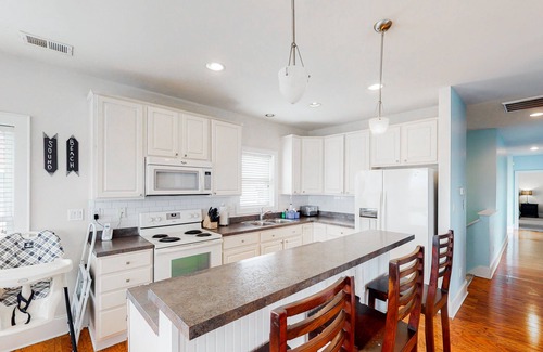 Rodanthe House | Cozy Retreat with Hot Tub, Ocean View & Family Amenities