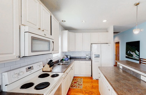 Rodanthe House | Cozy Retreat with Hot Tub, Ocean View & Family Amenities