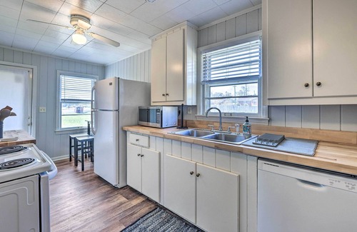 Forest Lake House | Welcoming House Near University of Alabama with Spa & Breakfast