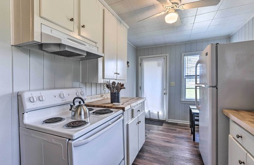 Forest Lake House | Welcoming House Near University of Alabama with Spa & Breakfast