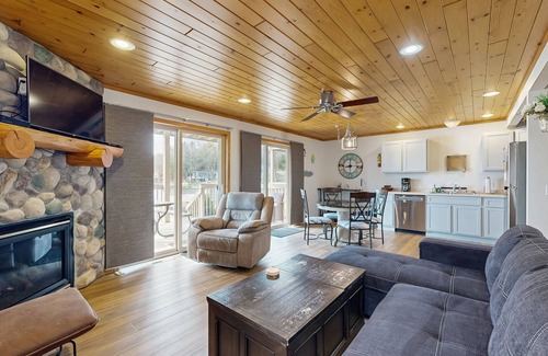 Lake Delton House | Inviting Lakefront Condo with Beach Access and Amazing Views