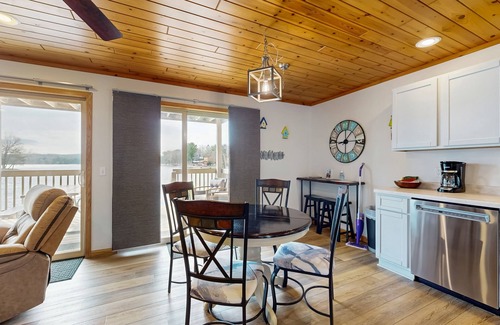 Lake Delton House | Inviting Lakefront Condo with Beach Access and Amazing Views