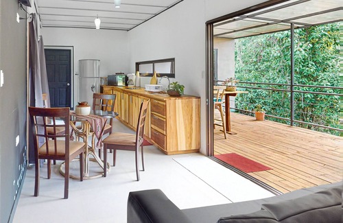 Santa Cruz de Leon Cortes House | Cozy Riverfront Retreat with Mountain Views & Pet-Friendly Perks