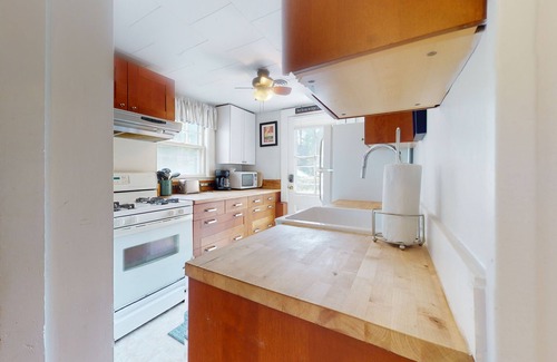 Manchester-by-the-Sea House | Cozy Oceanfront Cottage with Beach Access and Kayaks
